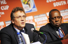 Tổng thư ký FIFA Jerome Valcke giải thích cho giới truyền thông về cách sắp xếp nhóm hạt giống trong cuộc họp báo hôm qua, 2-12, tại Cape Town.
